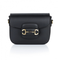 Сумка крос-боді шкіряна з широким ременем та великою пряжкою - чорний